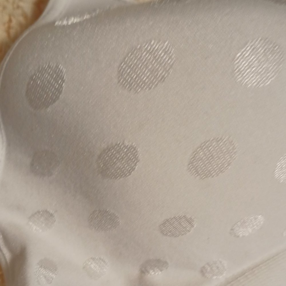 NWT~Hanes' Comfort-Flex Fit Women's Oh So Light Wireless Bra w/ Comfort Foam - Picture 3 of 6